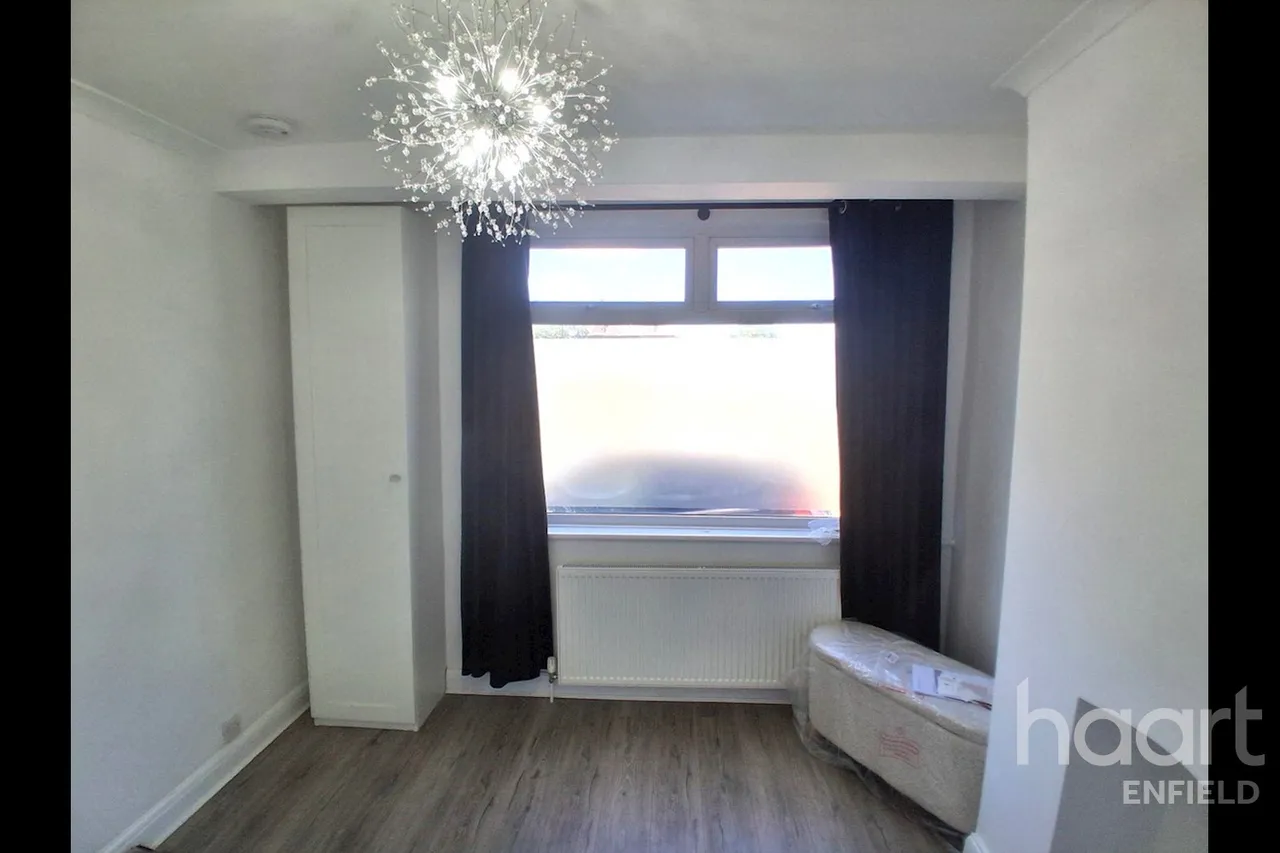 Ordnance Road, EN3, photo 2