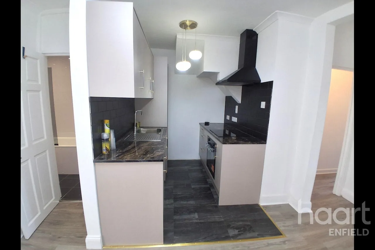 Ordnance Road, EN3, photo 7