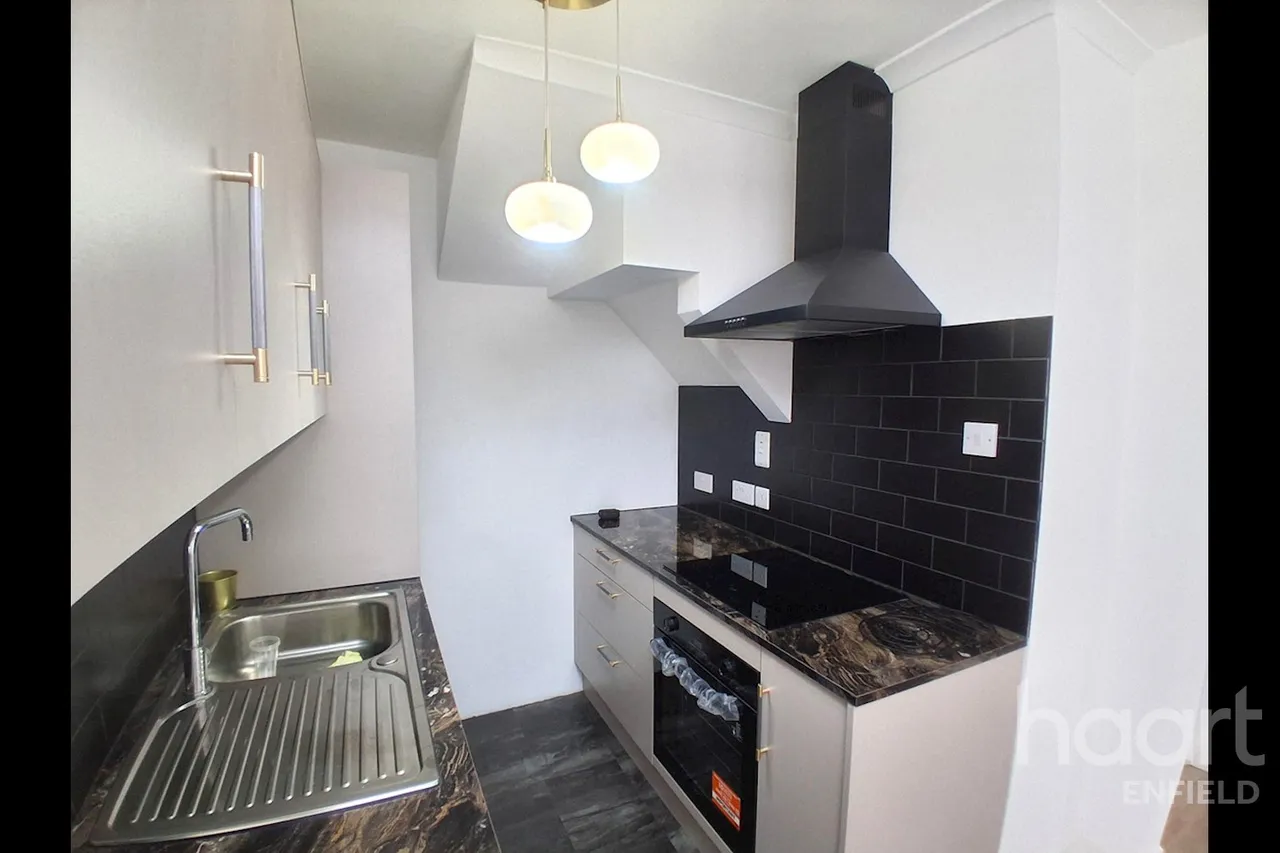 Ordnance Road, EN3, photo 9