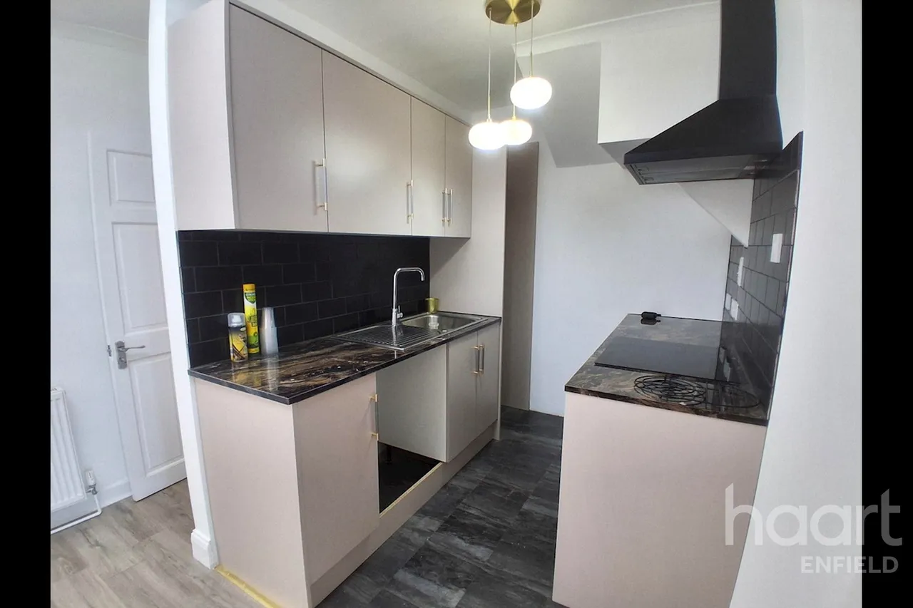 Ordnance Road, EN3, photo 8