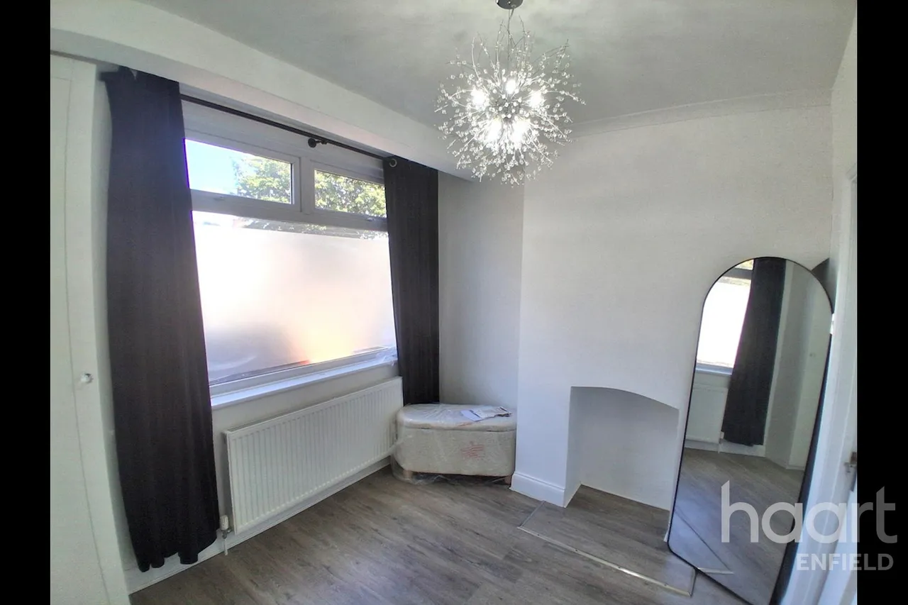 2 bed flat to rent, Ordnance Road, EN3