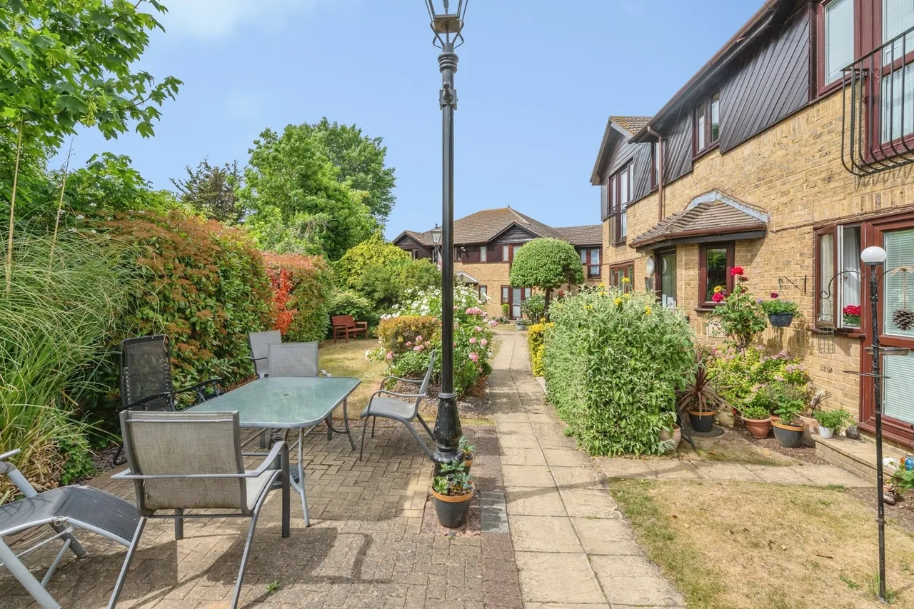 Chapel Lodge, Upminster Road South, Rainham, RM13, photo 8