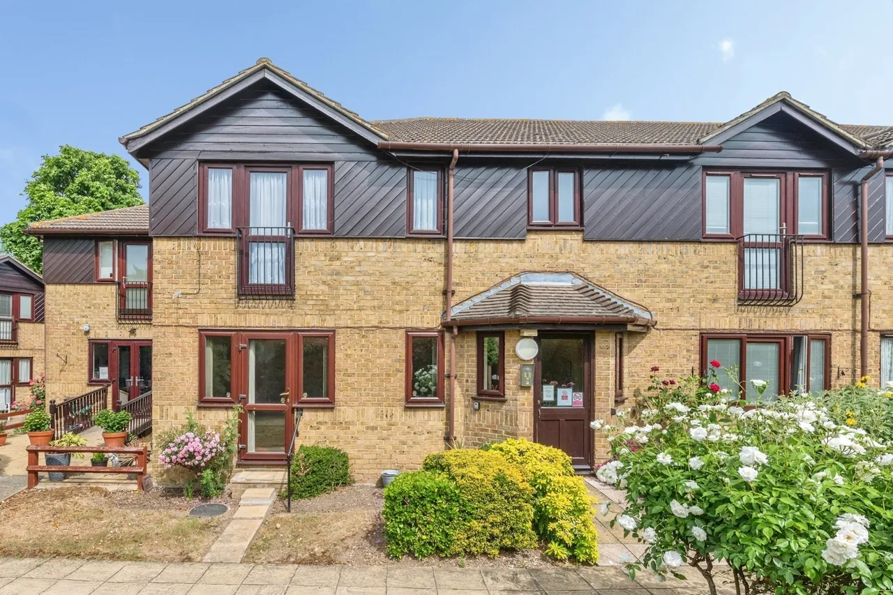 Chapel Lodge, Upminster Road South, Rainham, RM13, photo 18