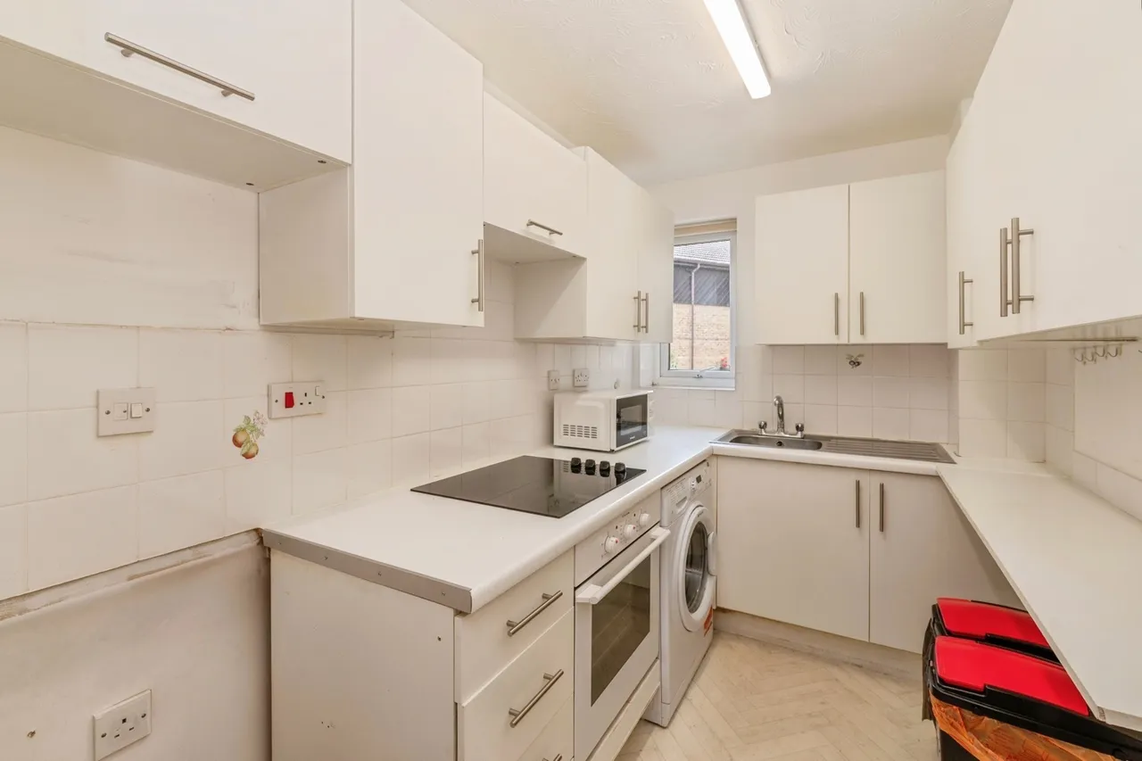 Chapel Lodge, Upminster Road South, Rainham, RM13, photo 12