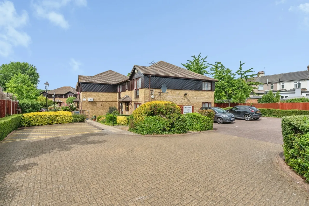 Chapel Lodge, Upminster Road South, Rainham, RM13, photo 11