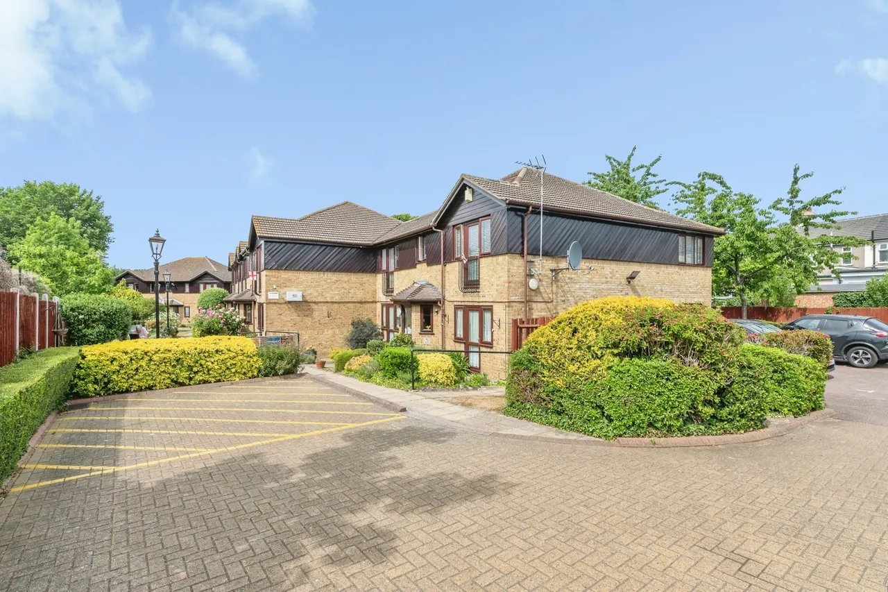 Chapel Lodge, Upminster Road South, Rainham, RM13, photo 5