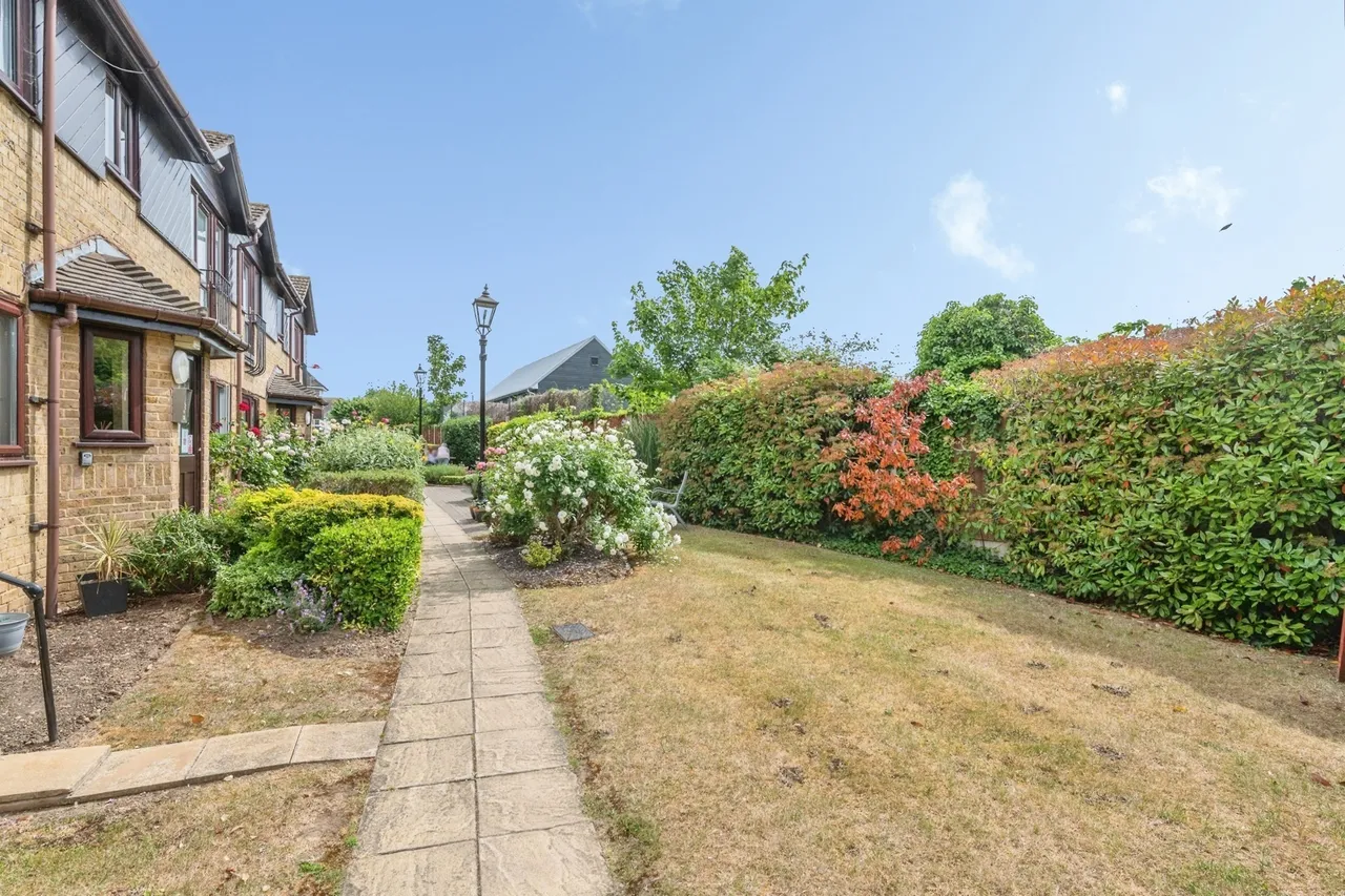 Chapel Lodge, Upminster Road South, Rainham, RM13, photo 14
