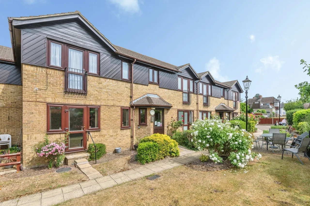 2 bed flat for sale — Chapel Lodge, Upminster Road South, Rainham, RM13