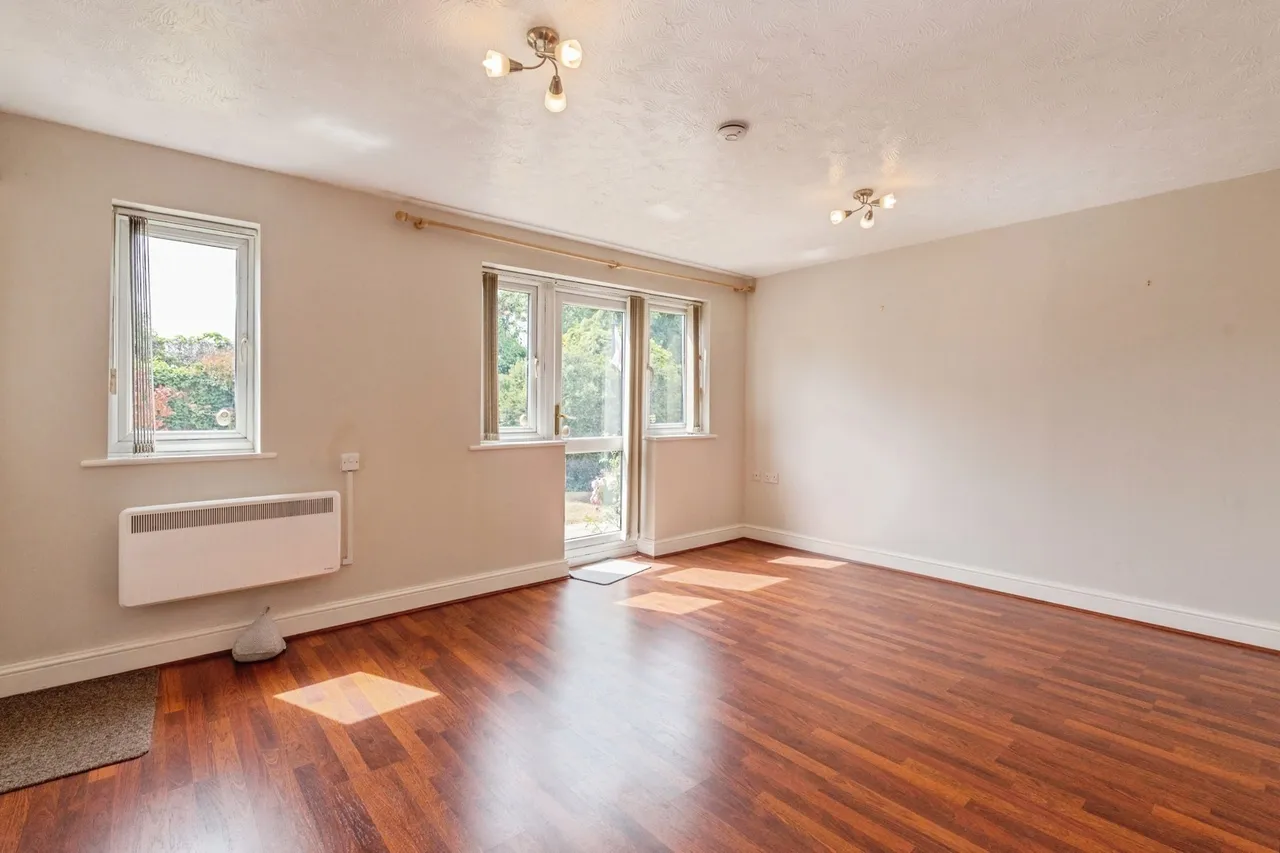 Chapel Lodge, Upminster Road South, Rainham, RM13, photo 3
