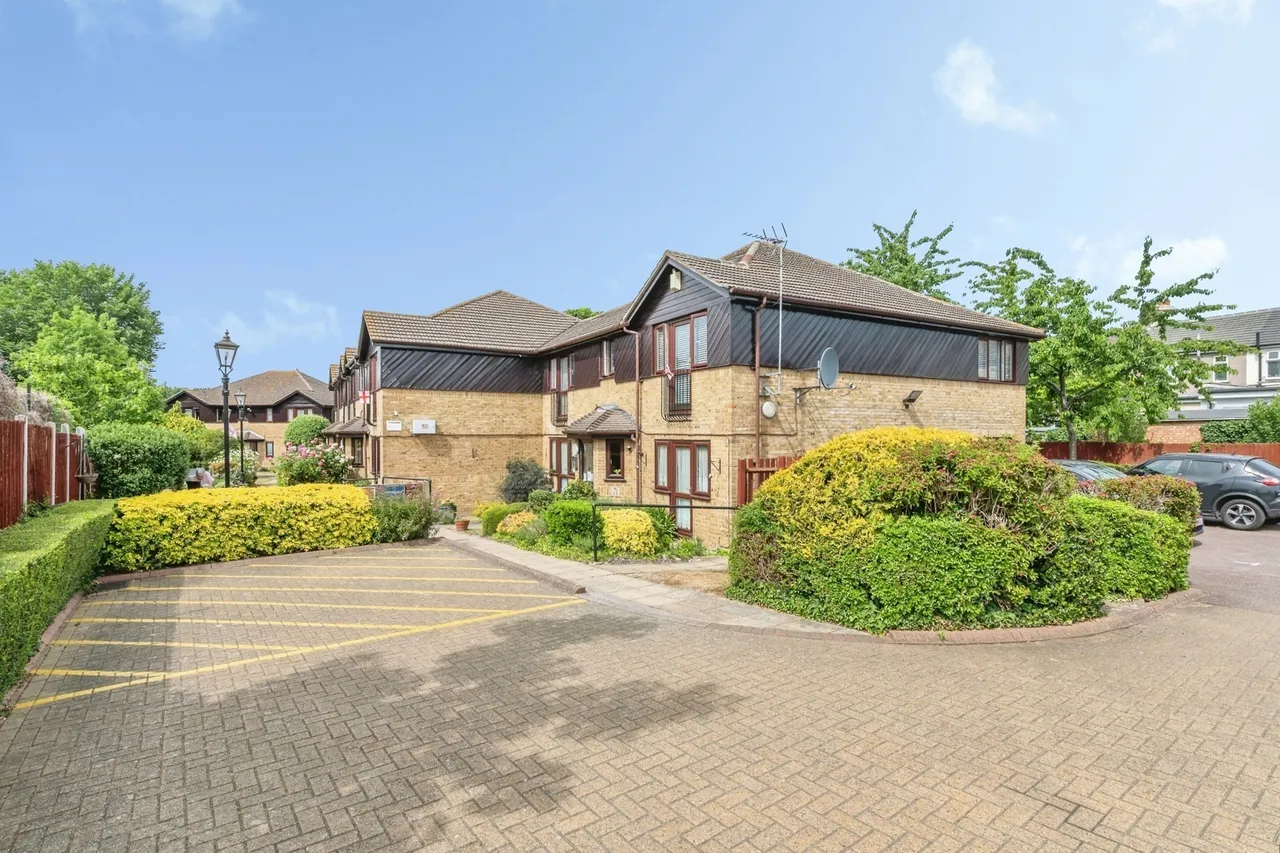 Chapel Lodge, Upminster Road South, Rainham, RM13, photo 16
