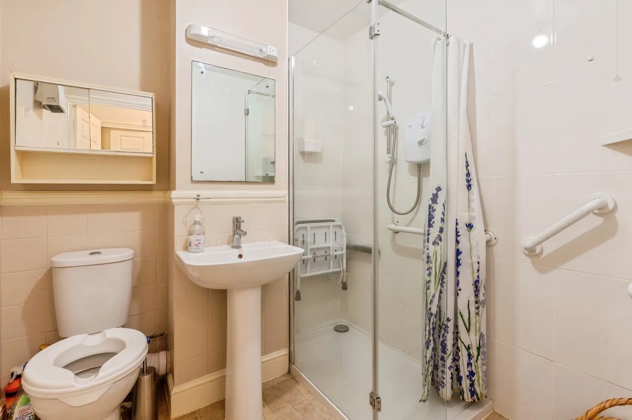 Chapel Lodge, Upminster Road South, Rainham, RM13, photo 10