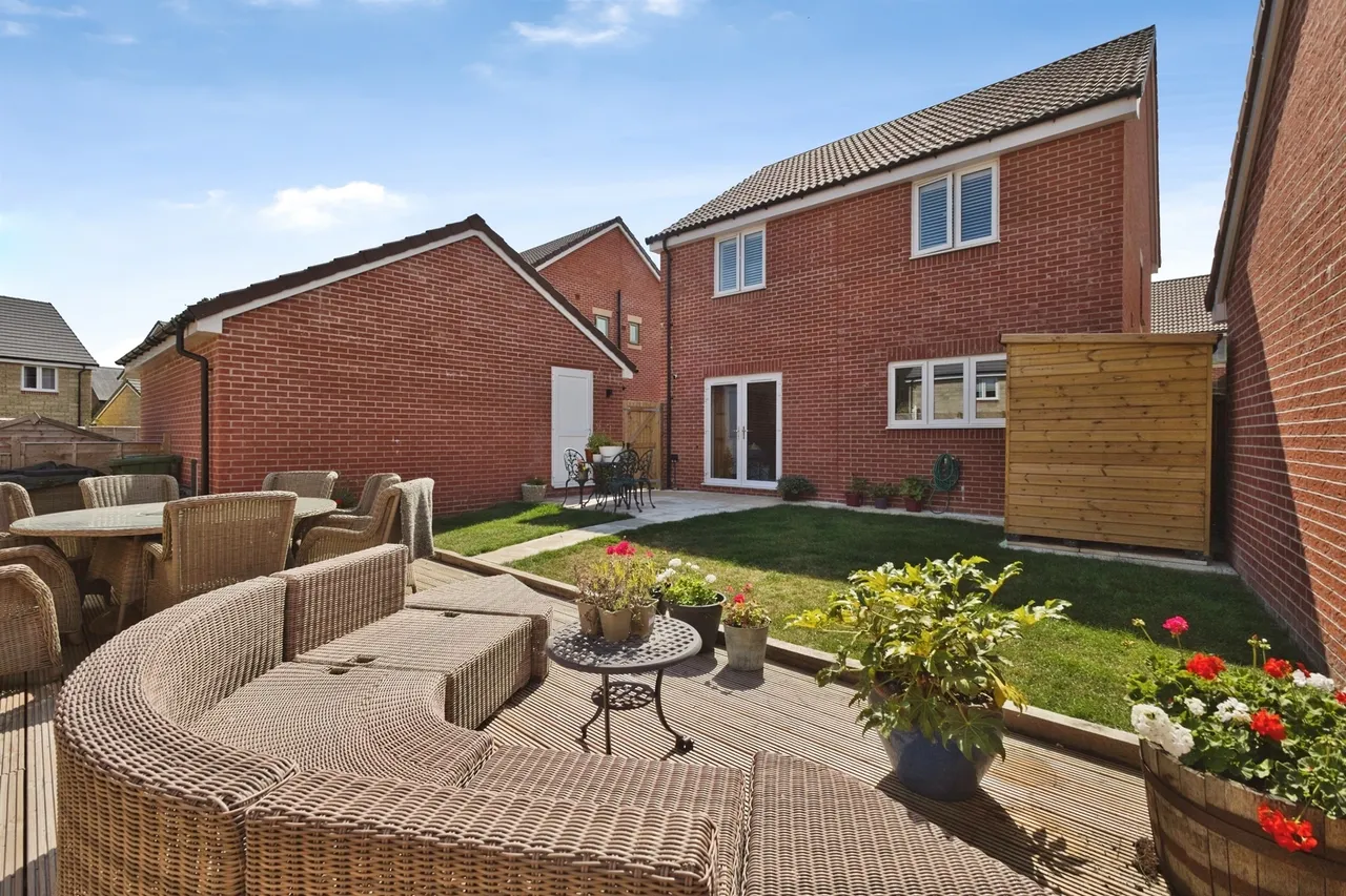 Saturn Close, Warminster, photo 3