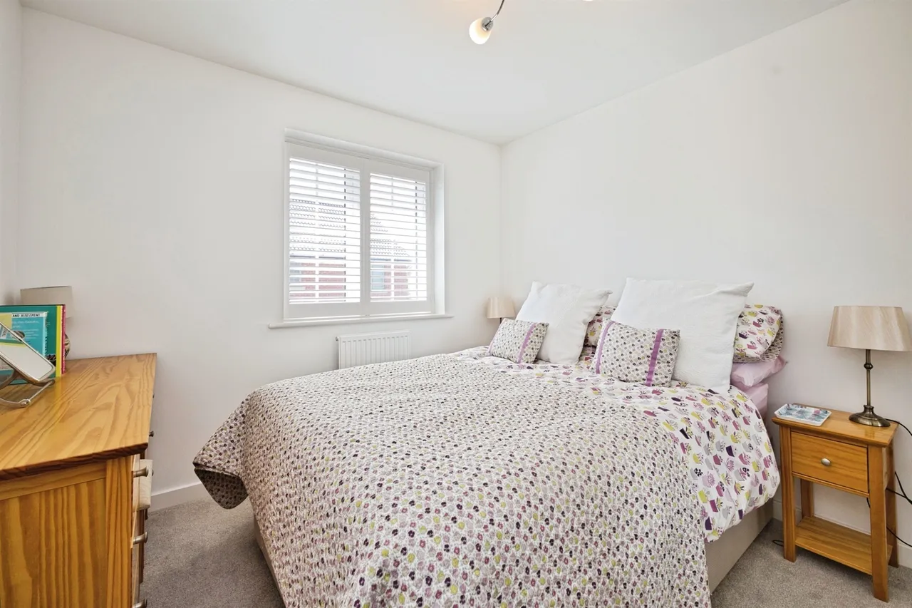 Saturn Close, Warminster, photo 10