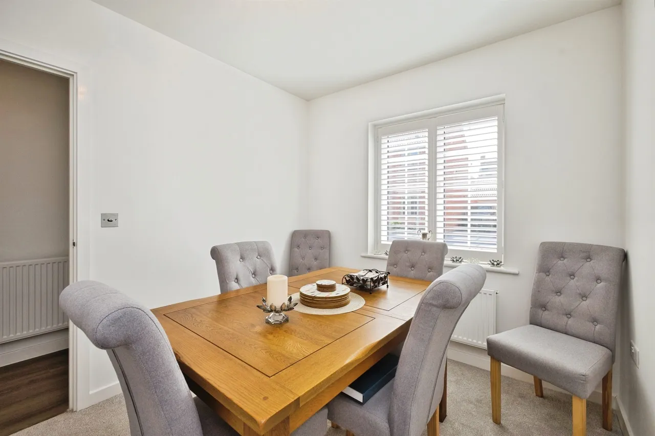 Saturn Close, Warminster, photo 4
