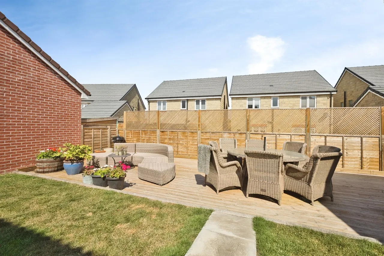 Saturn Close, Warminster, photo 8