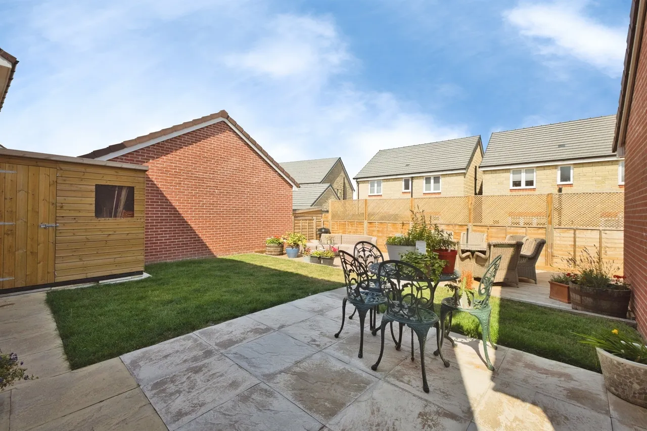 Saturn Close, Warminster, photo 7