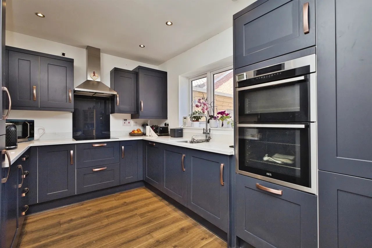 Saturn Close, Warminster, photo 6