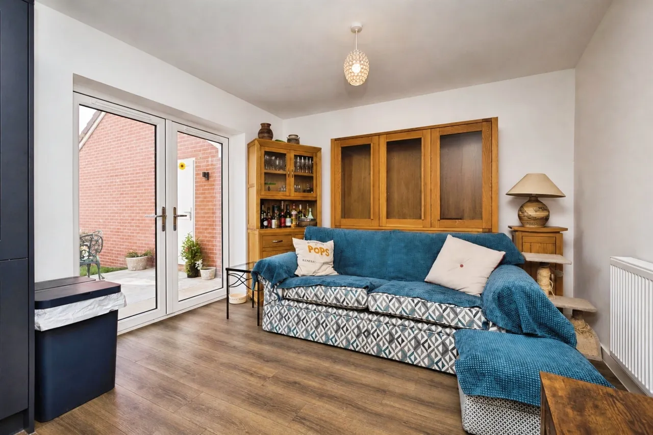 Saturn Close, Warminster, photo 9