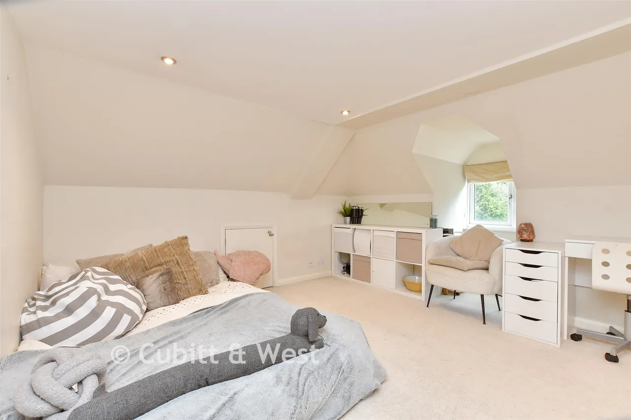 Downs Way Close, Tadworth, KT20, photo 12
