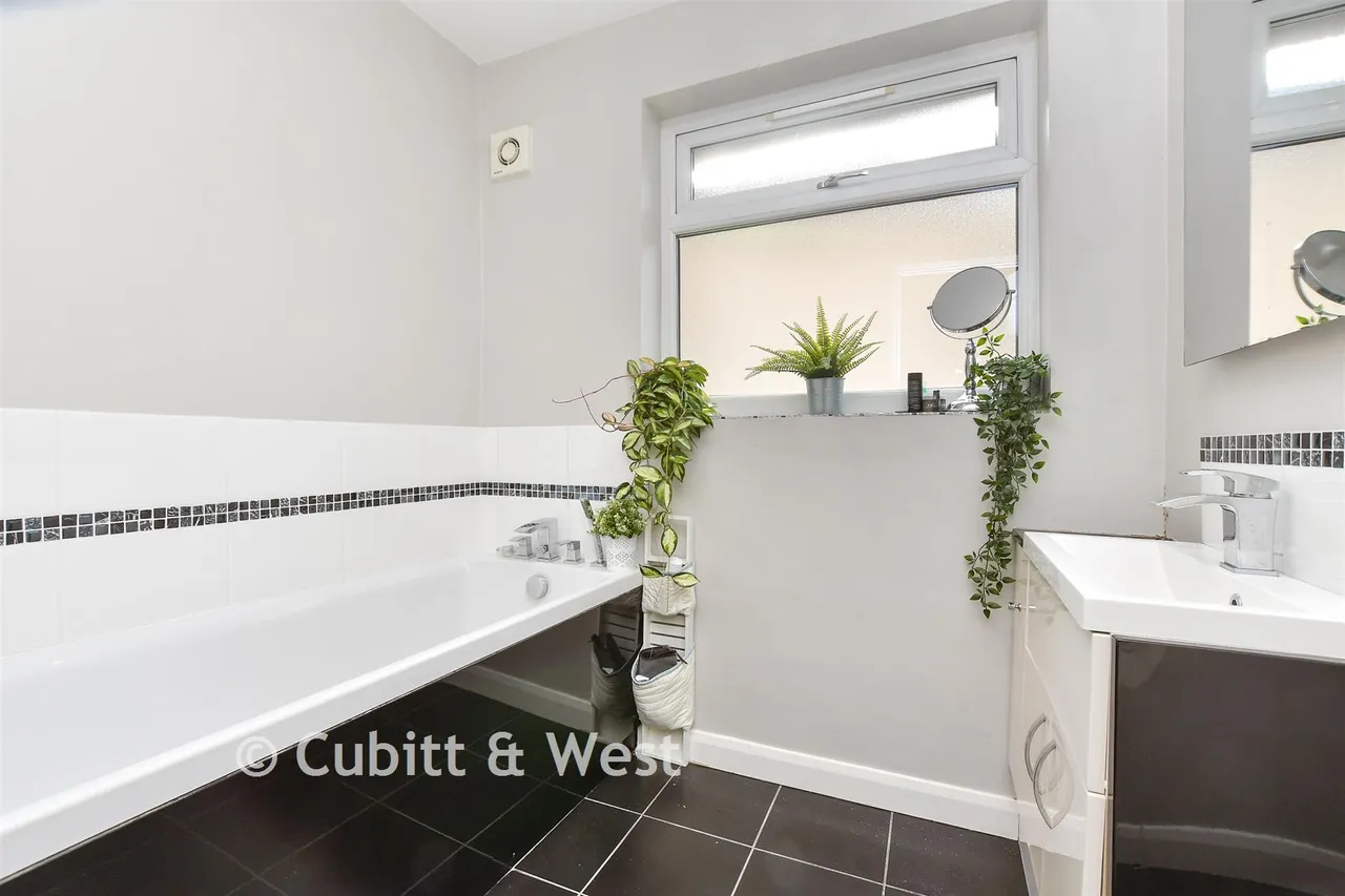 Downs Way Close, Tadworth, KT20, photo 18