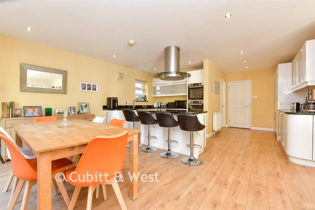 Downs Way Close, Tadworth, KT20, photo 3