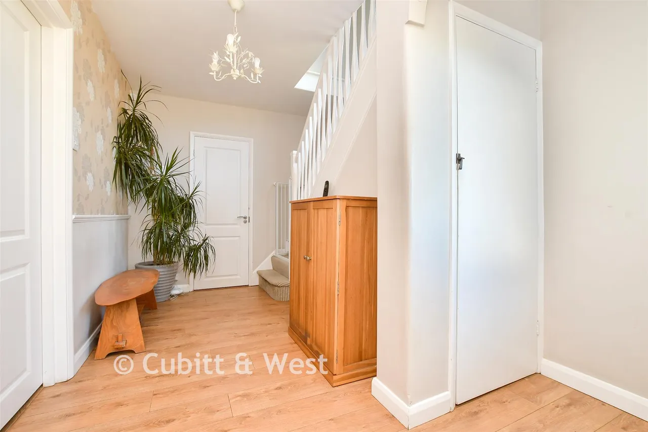 Downs Way Close, Tadworth, KT20, photo 5