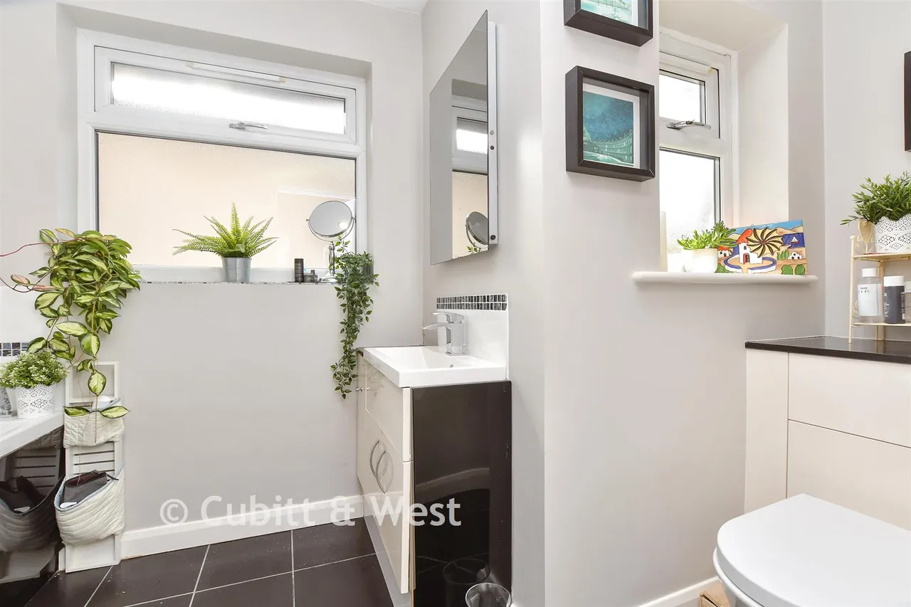 Downs Way Close, Tadworth, KT20, photo 19