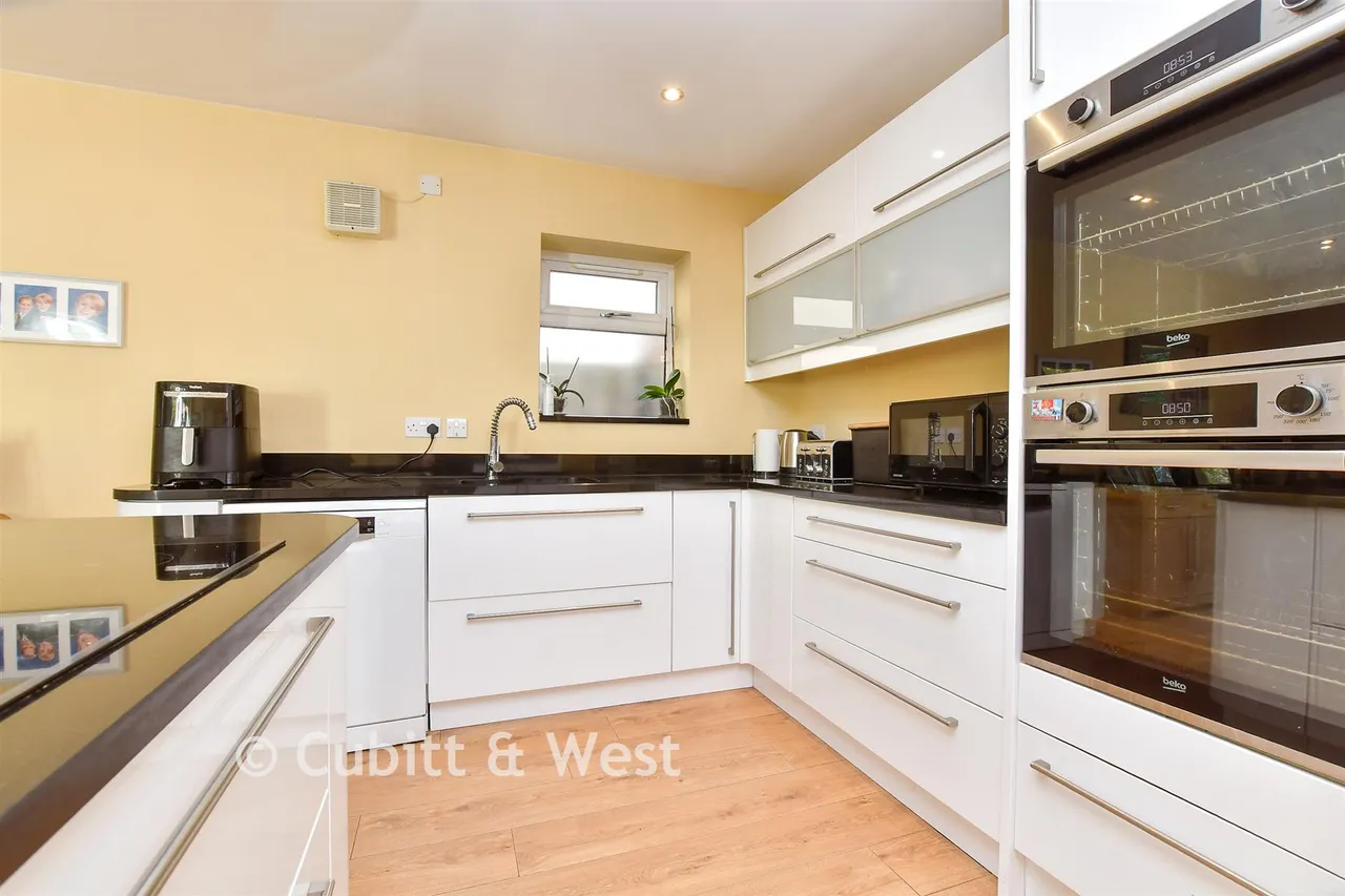 Downs Way Close, Tadworth, KT20, photo 10