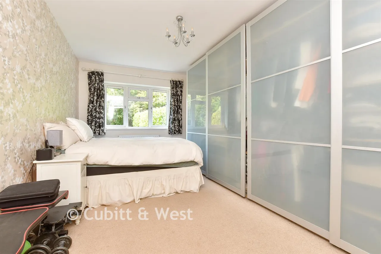 Downs Way Close, Tadworth, KT20, photo 14