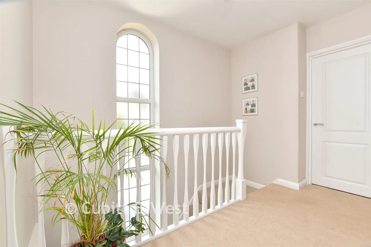 Downs Way Close, Tadworth, KT20, photo 11