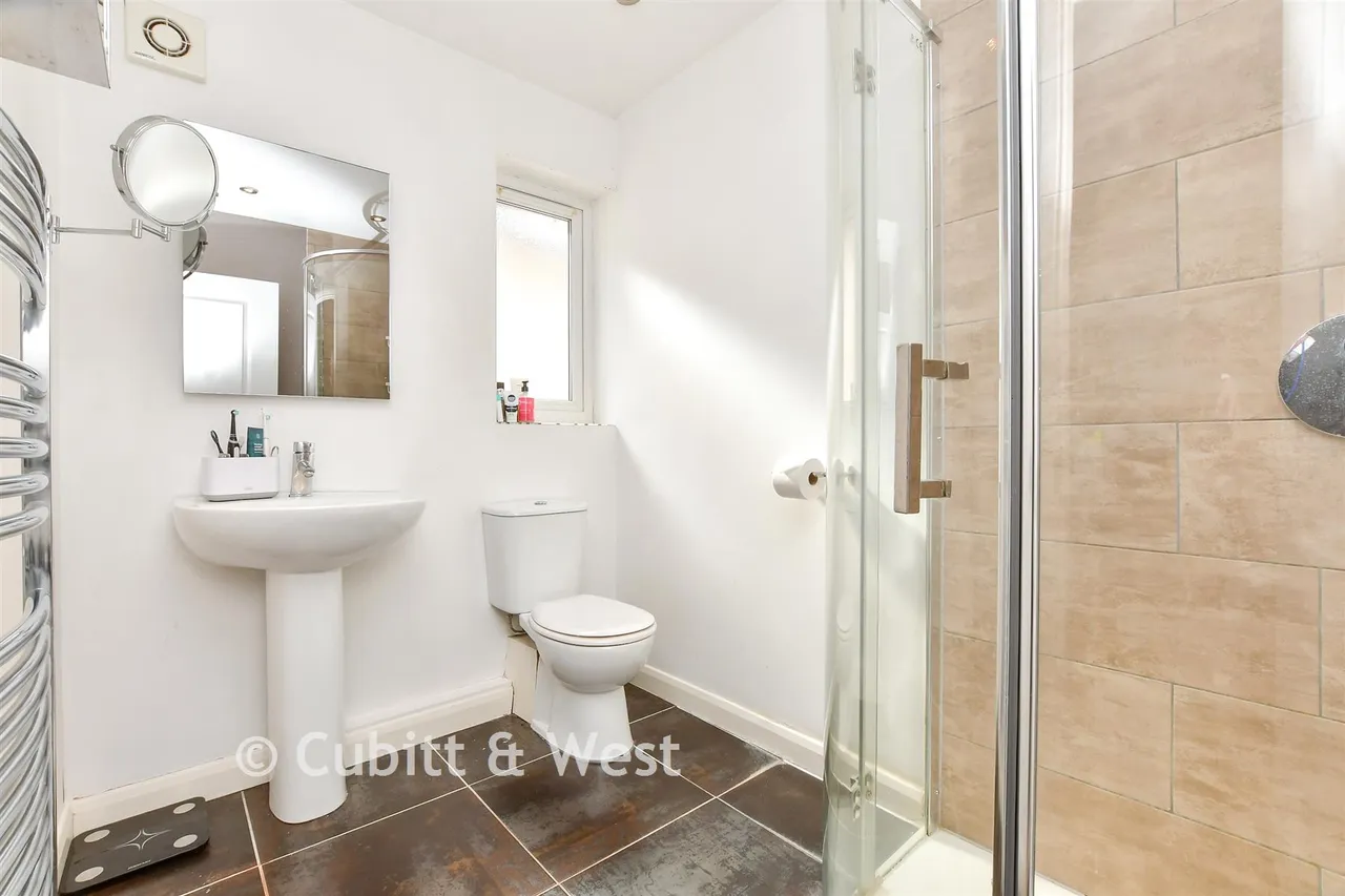 Downs Way Close, Tadworth, KT20, photo 15
