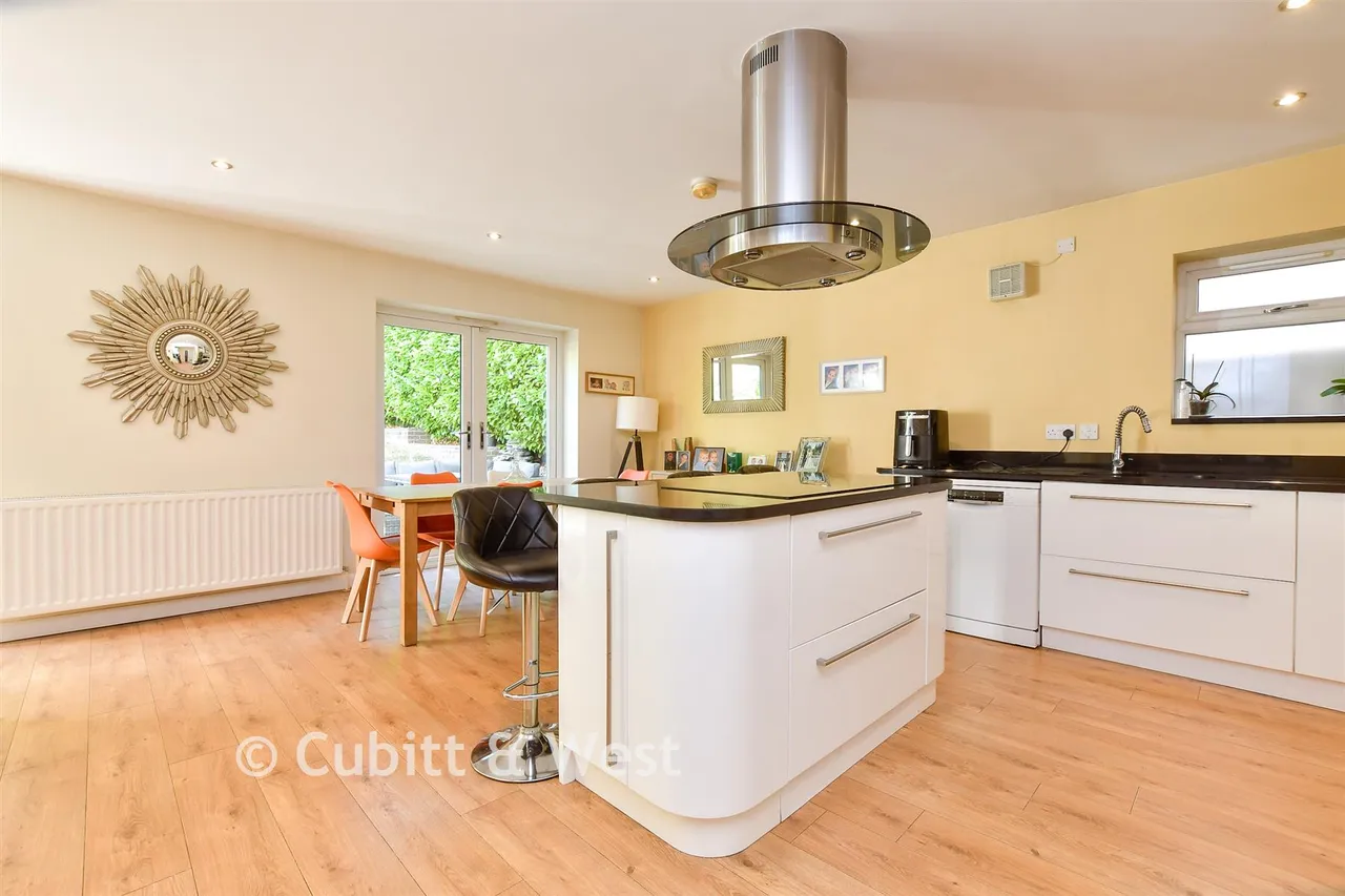Downs Way Close, Tadworth, KT20, photo 8
