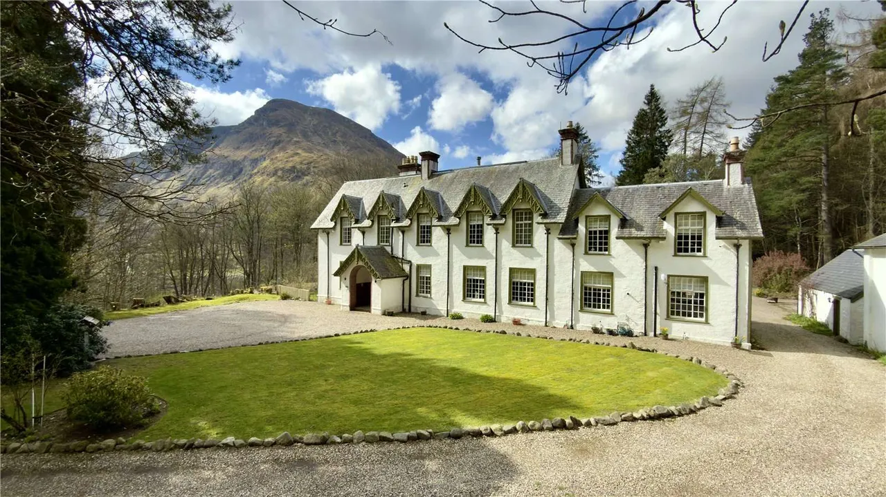 8 bed house for sale — Glen Doll Lodge, Glen Clova, By Kirriemuir, Angus, DD8 4RD