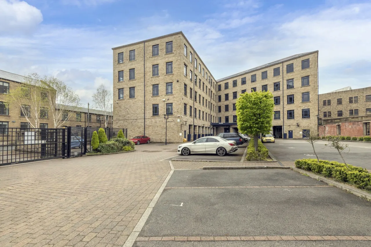 2 bed flat for sale, Firth Street, HD1