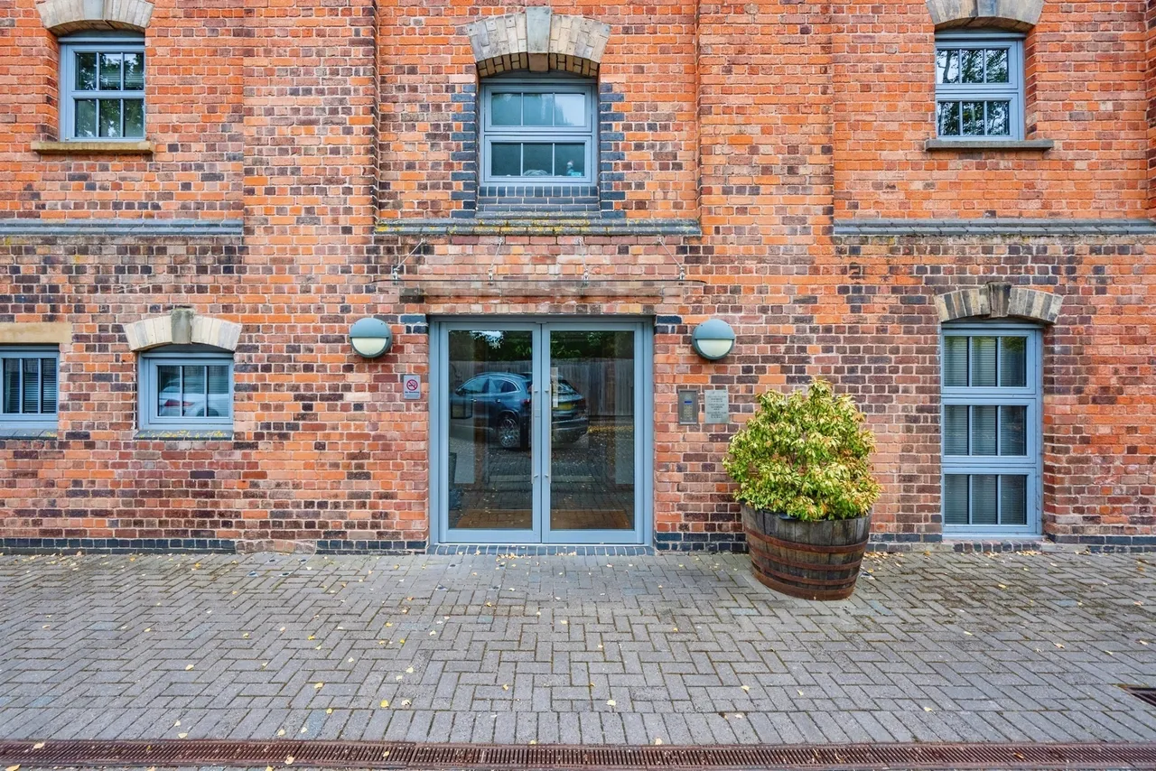 2 bed flat for sale — Cairns Close, Lichfield