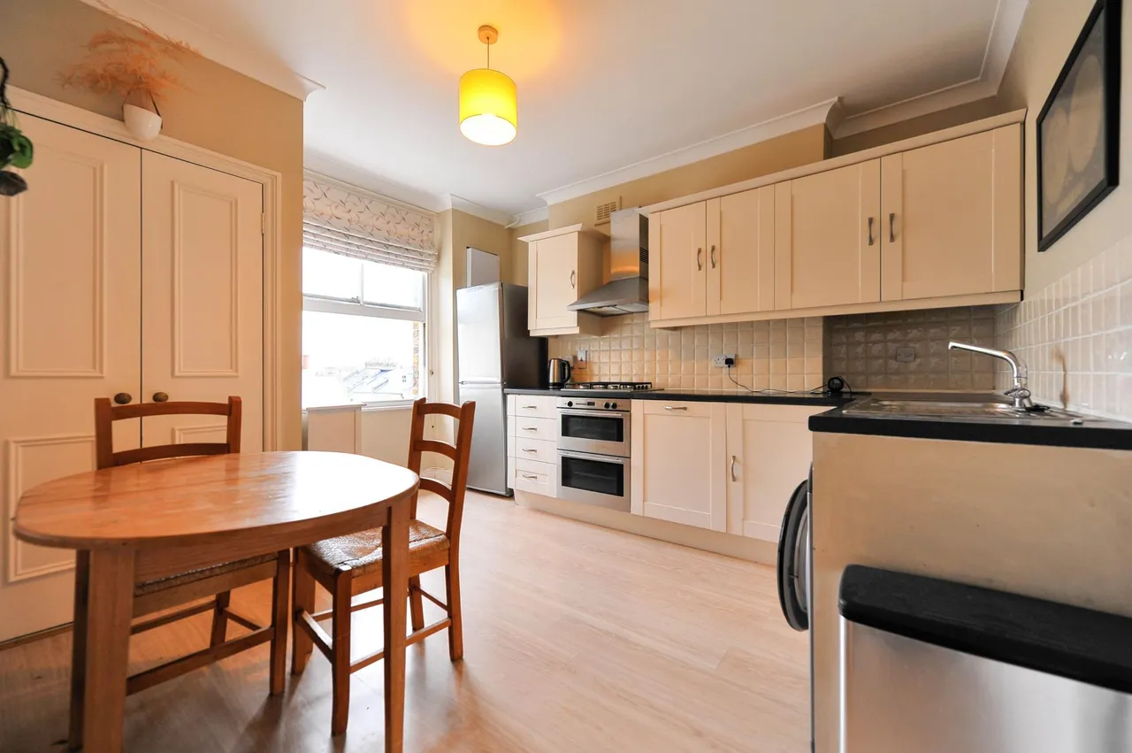 Bolingbroke Grove, London, SW11, photo 2