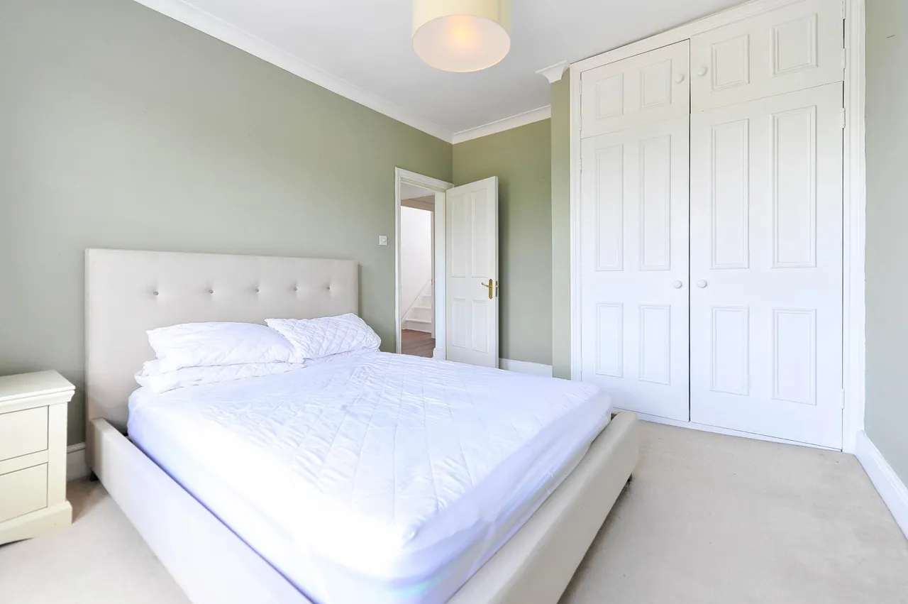 Bolingbroke Grove, London, SW11, photo 3