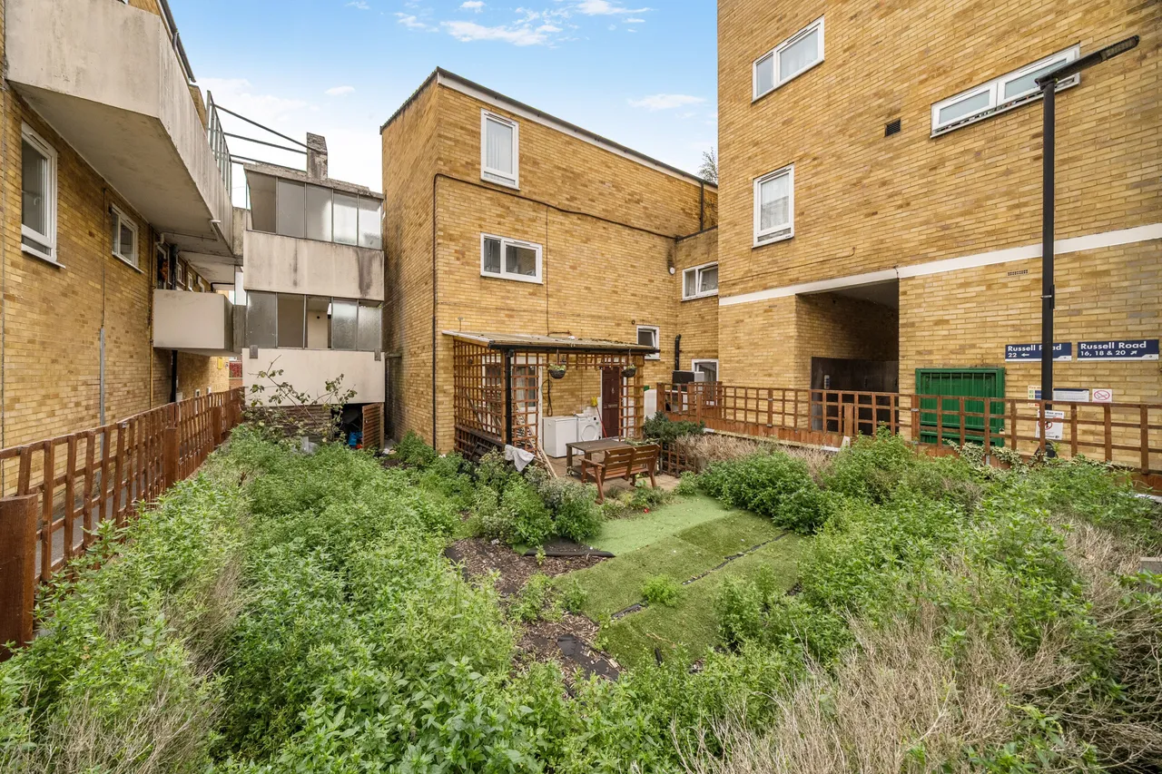 3 bed flat for sale — 22 Russell Road, London