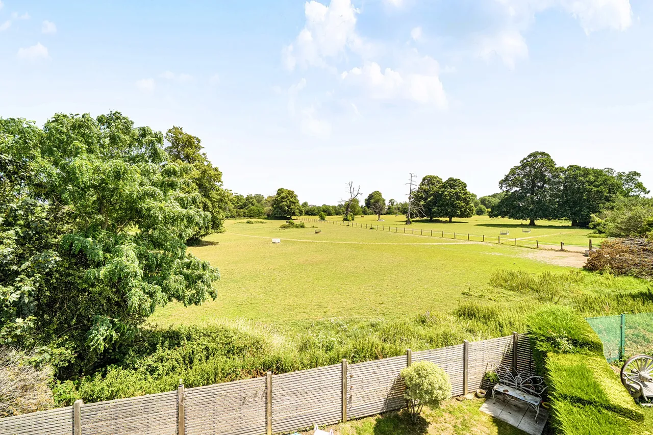 A Truly Exceptional Retreat in the Heart of Prime Uxbridge, UB8, photo 13
