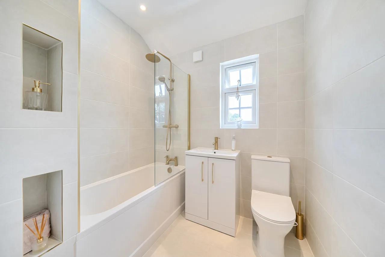 A Truly Exceptional Retreat in the Heart of Prime Uxbridge, UB8, photo 8