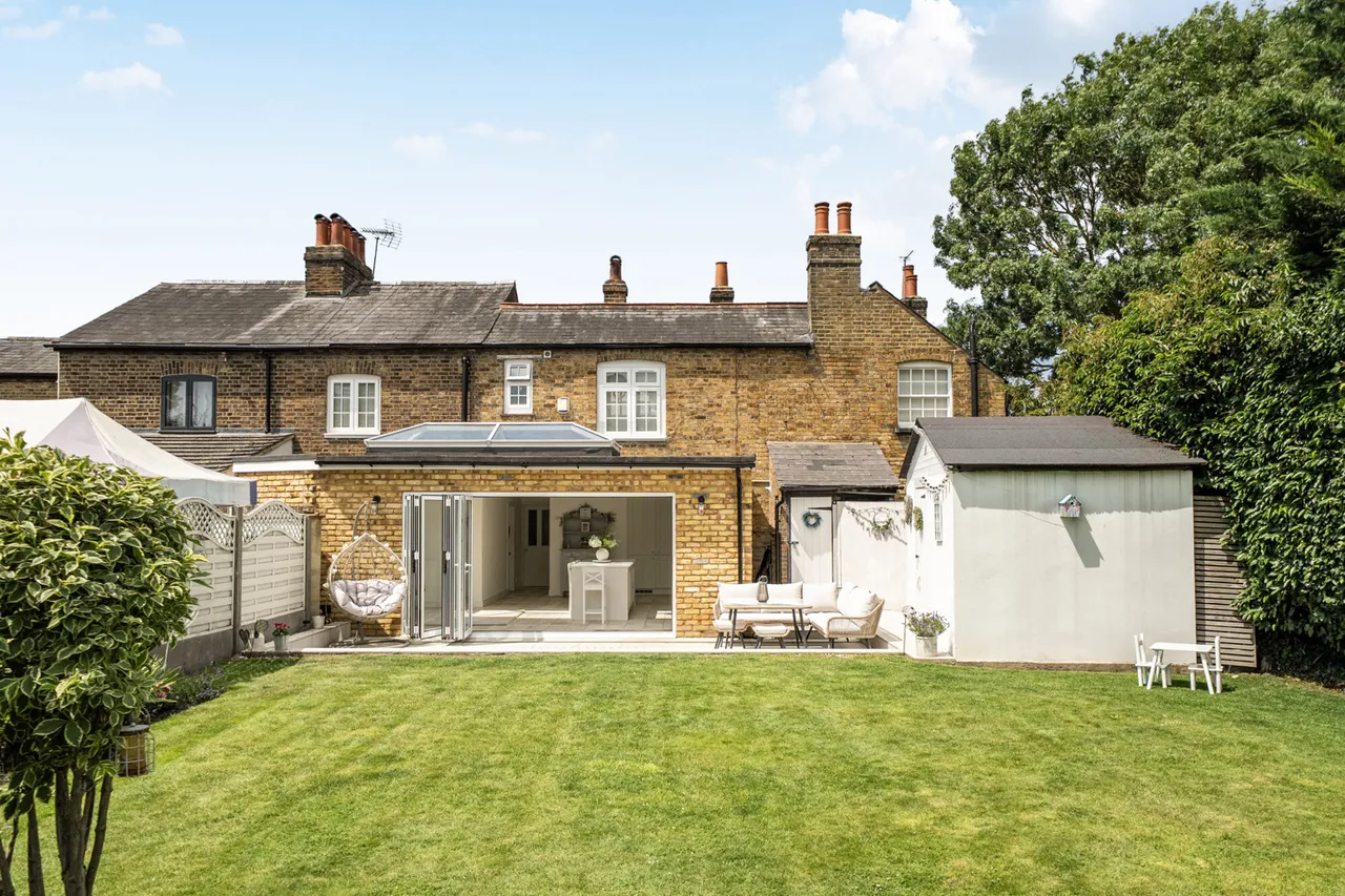 A Truly Exceptional Retreat in the Heart of Prime Uxbridge, UB8, photo 10