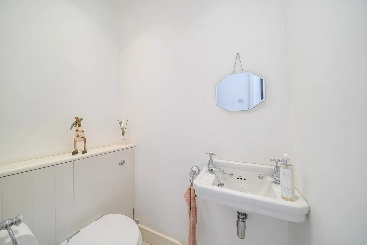 A Truly Exceptional Retreat in the Heart of Prime Uxbridge, UB8, photo 27