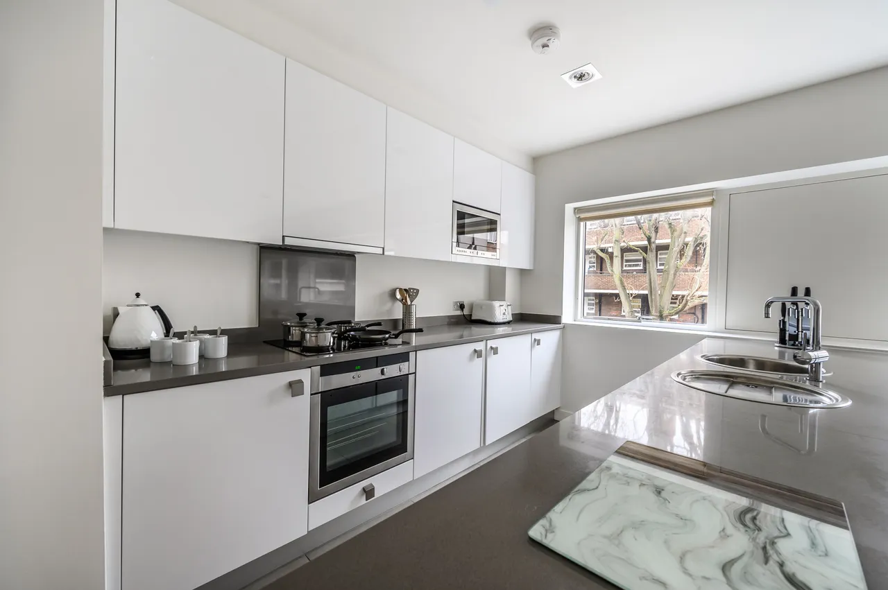 Flat 1b, 161 Fulham Road, London, photo 2