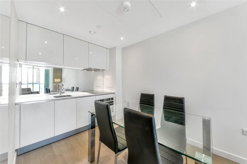 Wandsworth Road, London, SW8, photo 2