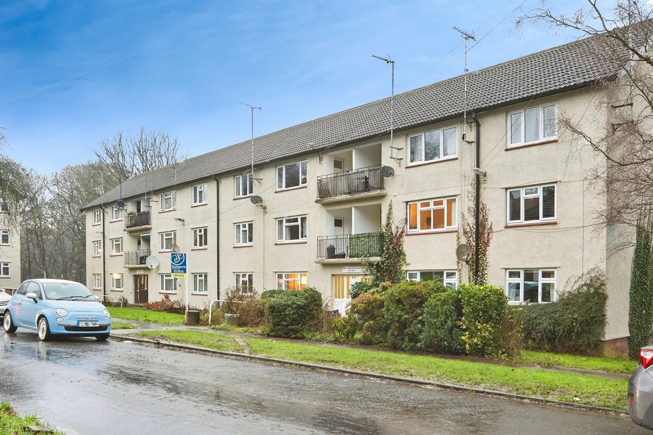 3 bed flat for sale — West Park Drive East, Leeds