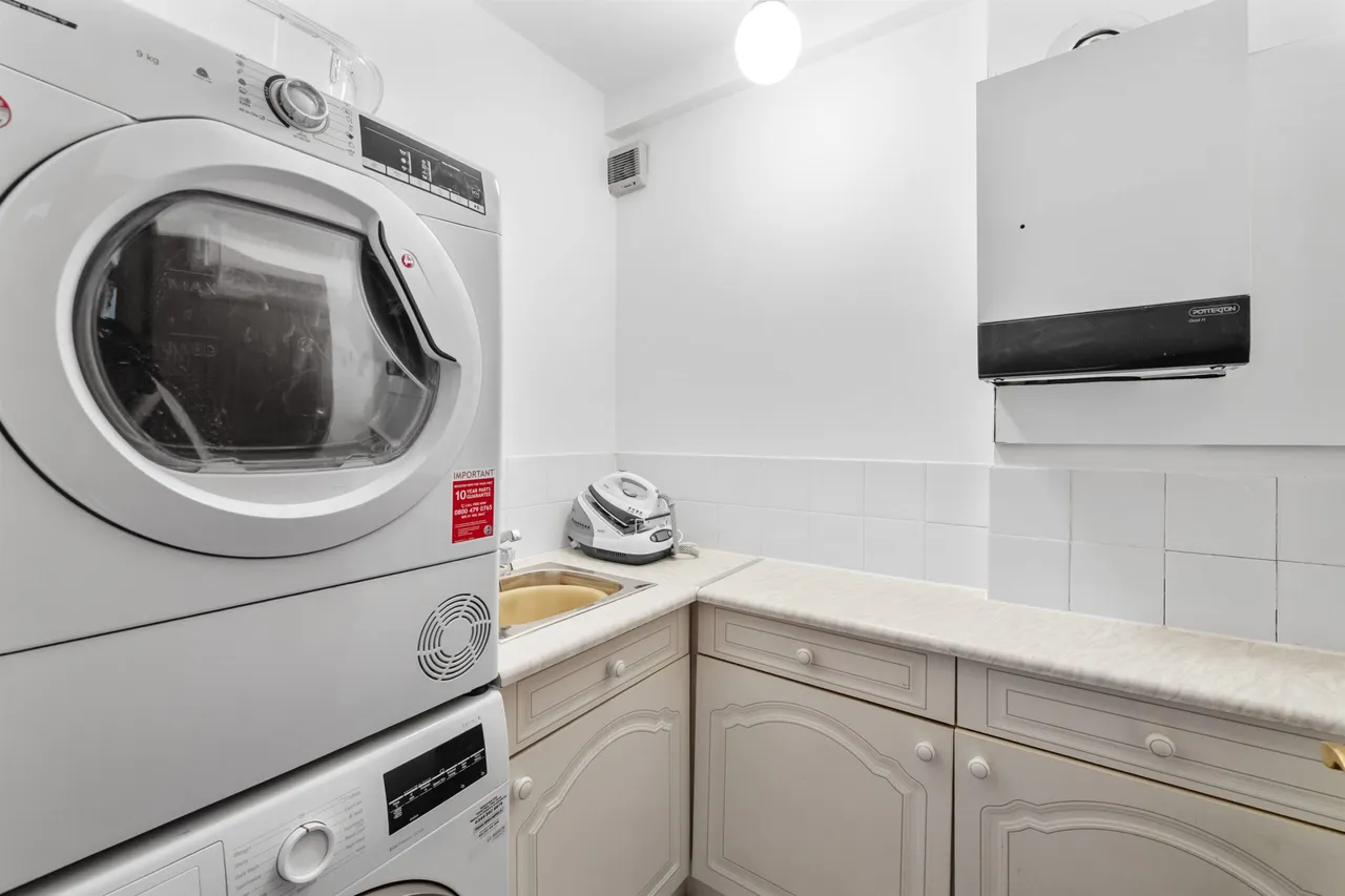 Larchfield Court, Newton Mearns, photo 9
