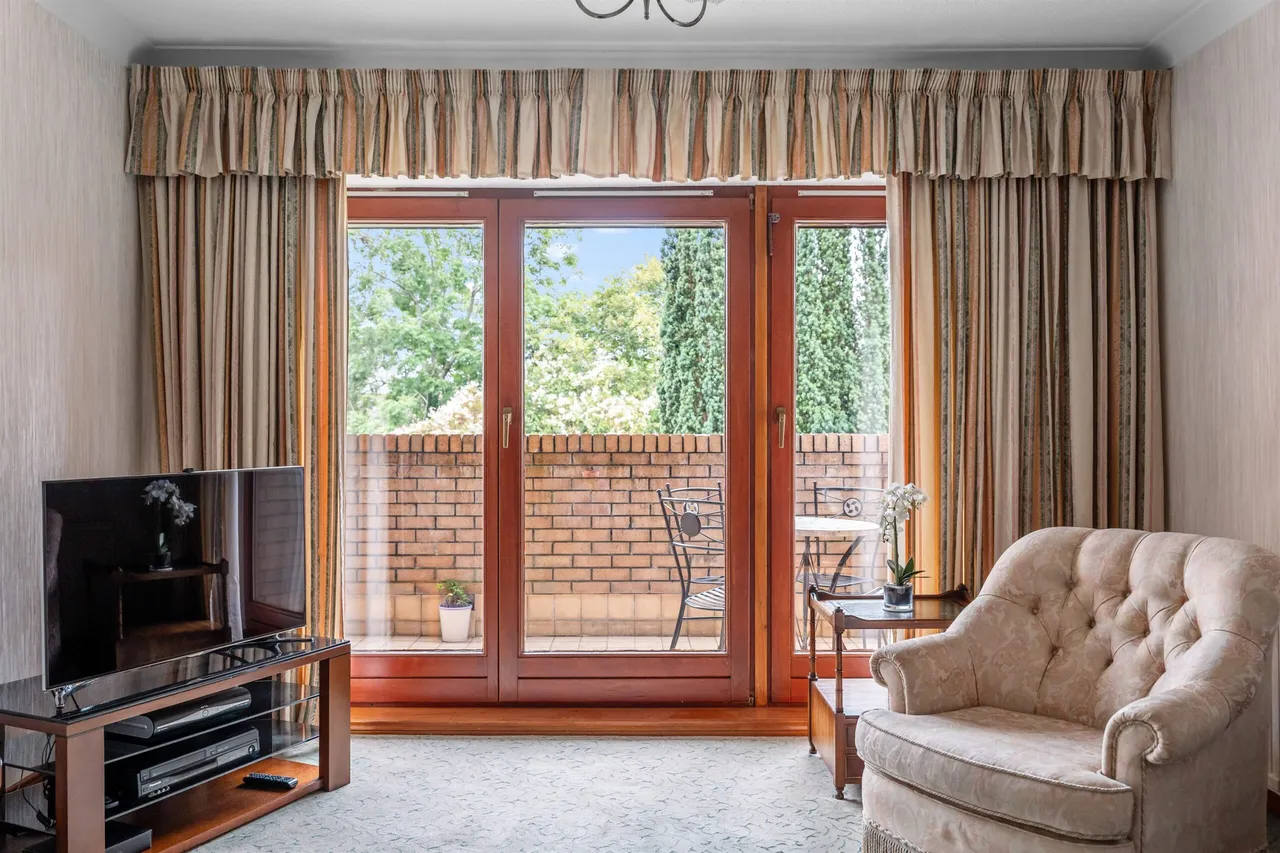 Larchfield Court, Newton Mearns, photo 4