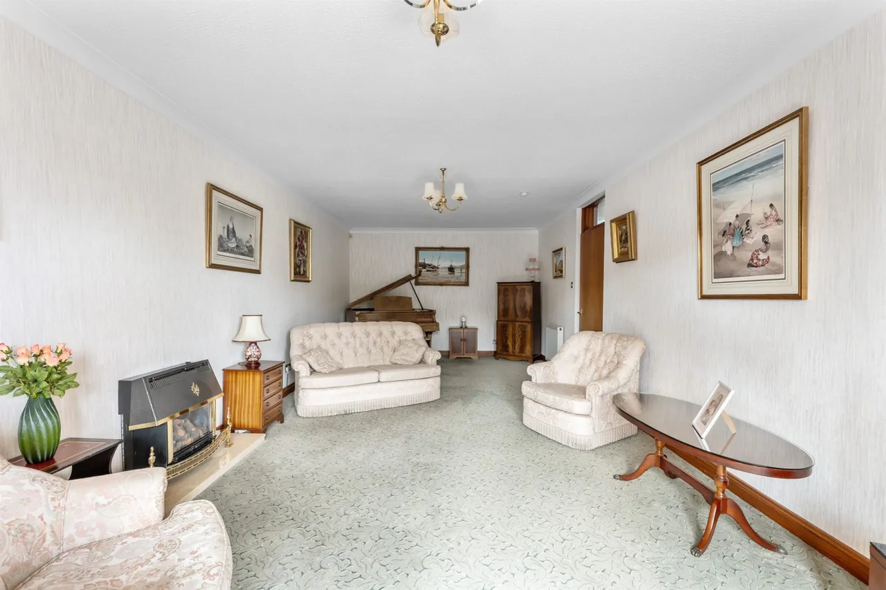 Larchfield Court, Newton Mearns, photo 3