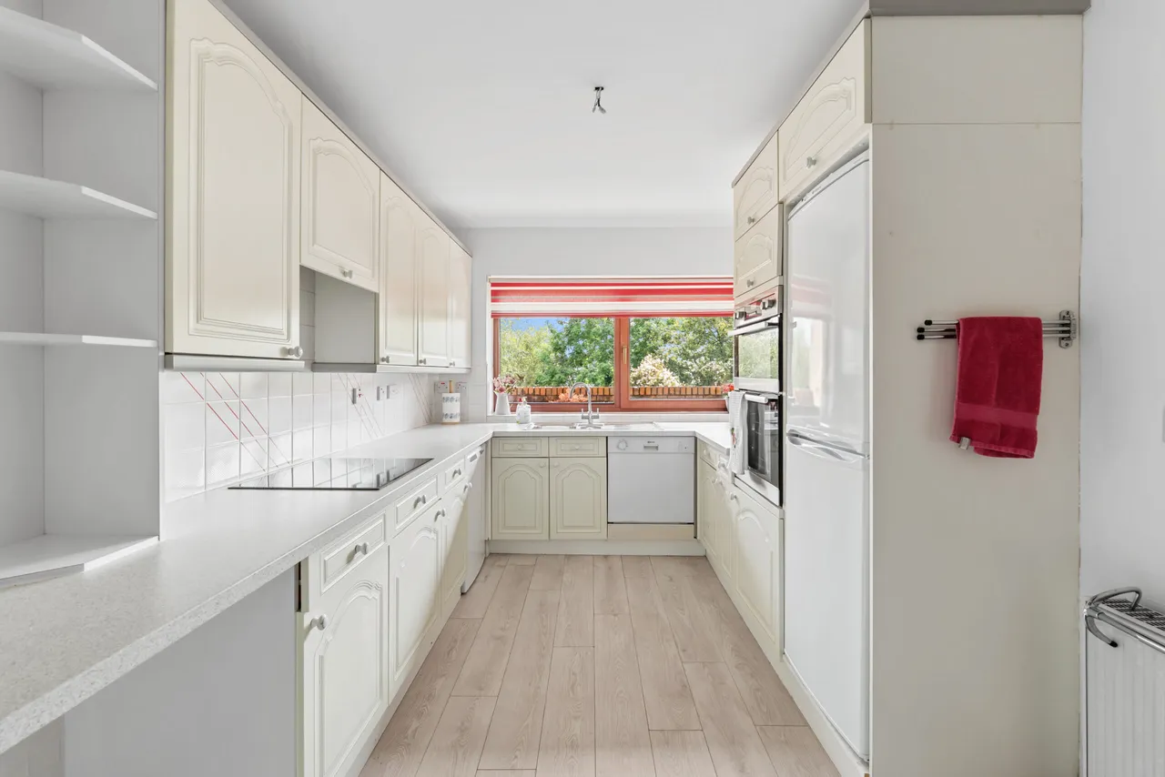 Larchfield Court, Newton Mearns, photo 8
