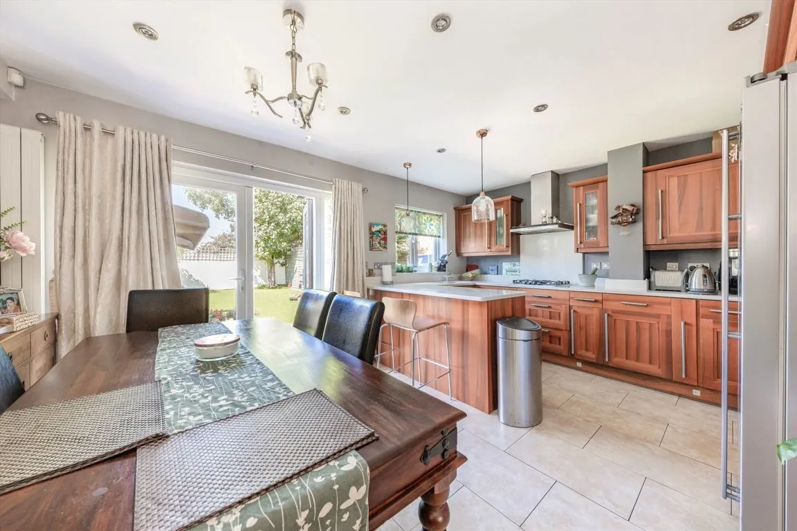 Beech Way, TW2, photo 3